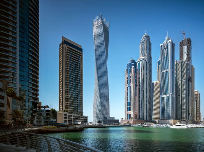 Cayan Tower.jpg famous buildings dubai