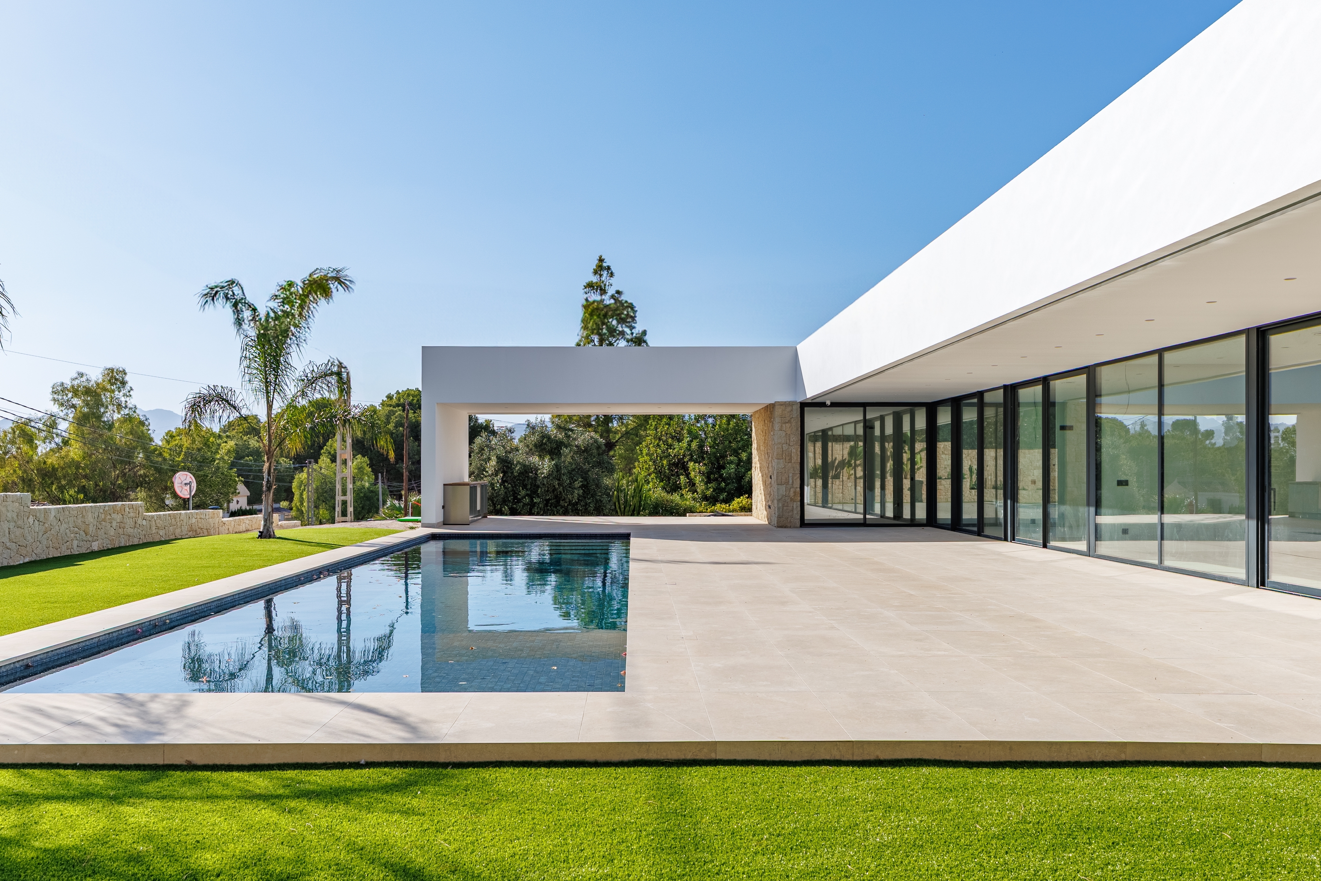 What Keeps Drawing Families to Jumeirah Golf Estates?